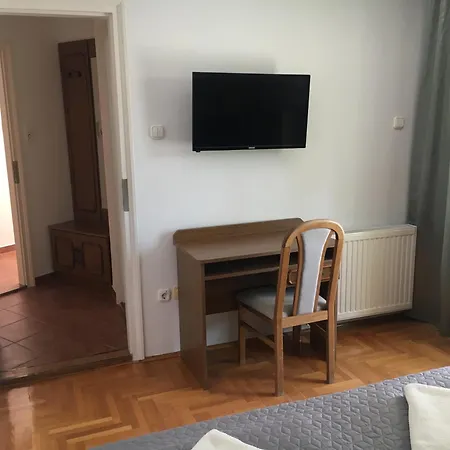 Enter Apartmanhaz *